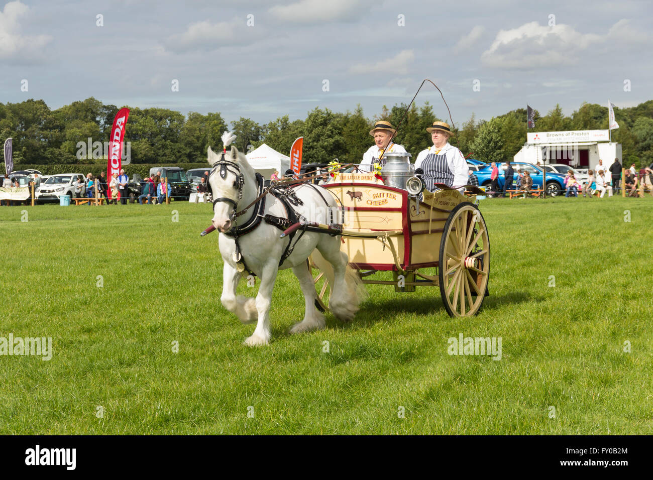 Schweres Pferd und Milch Warenkorb Wahlbeteiligung der Kleinen Molkerei im Ring an der Lancashire Spiel und Country Fair 2015. Stockfoto