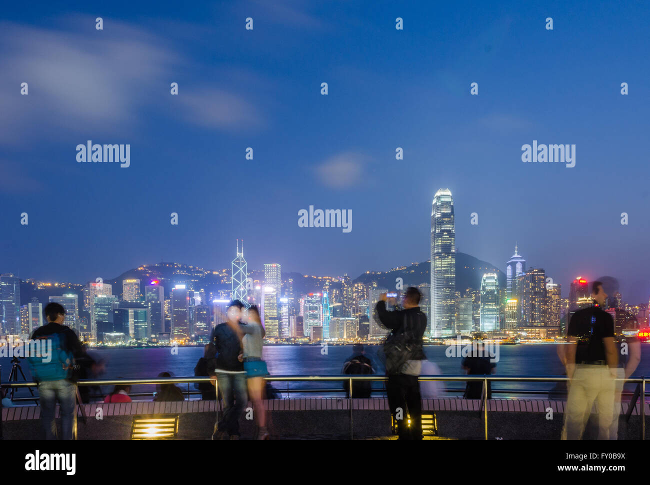 Menschen, die sightseeing am Victoria Hafen von Hong Kong Stockfoto