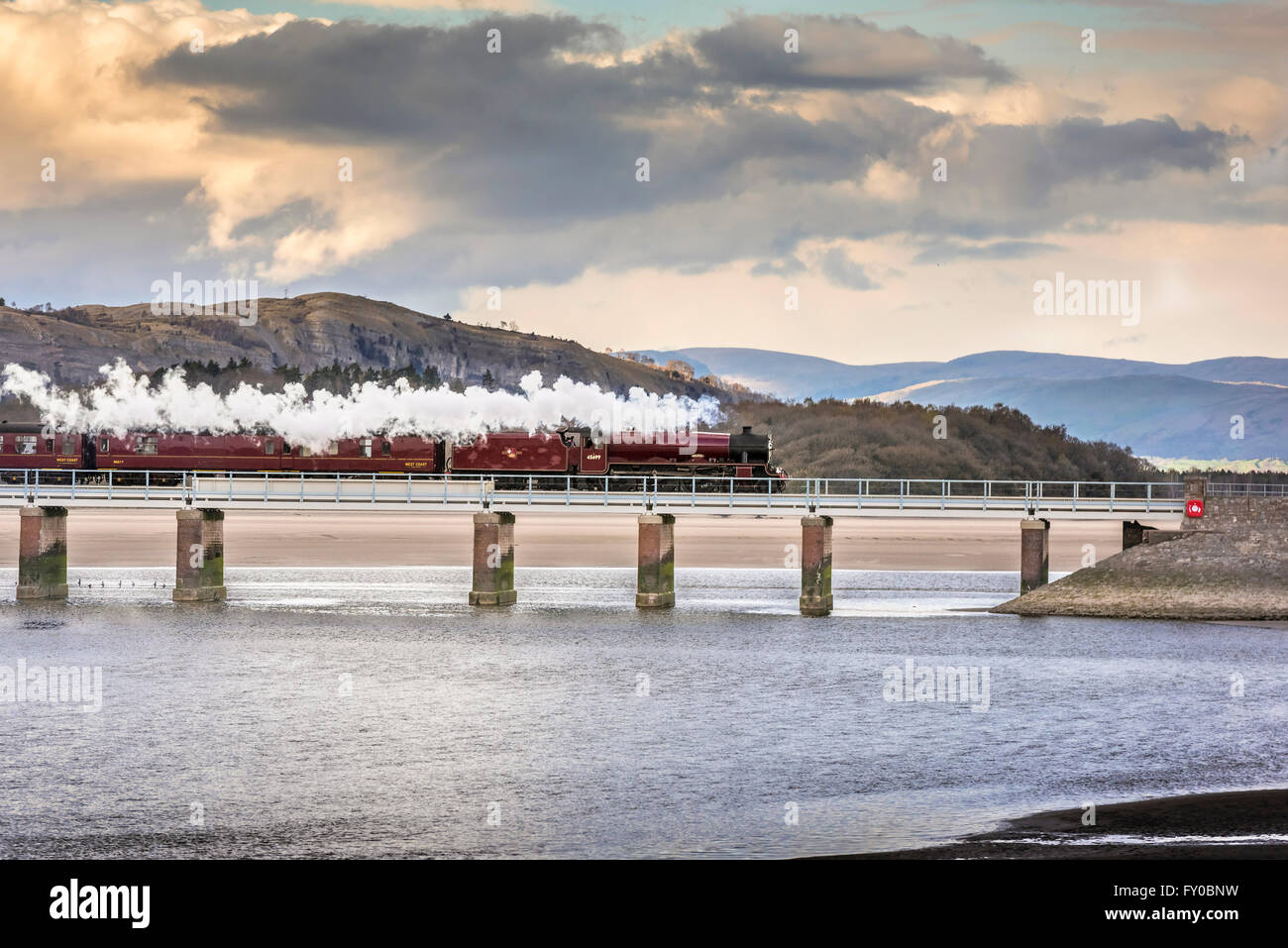 LMS Jubilee Klasse 6 P 4-6-0 keine 45699 Galatea an der Spitze des Geistes, der die Seen Railtour Arnside Viadukt überquert. Stockfoto