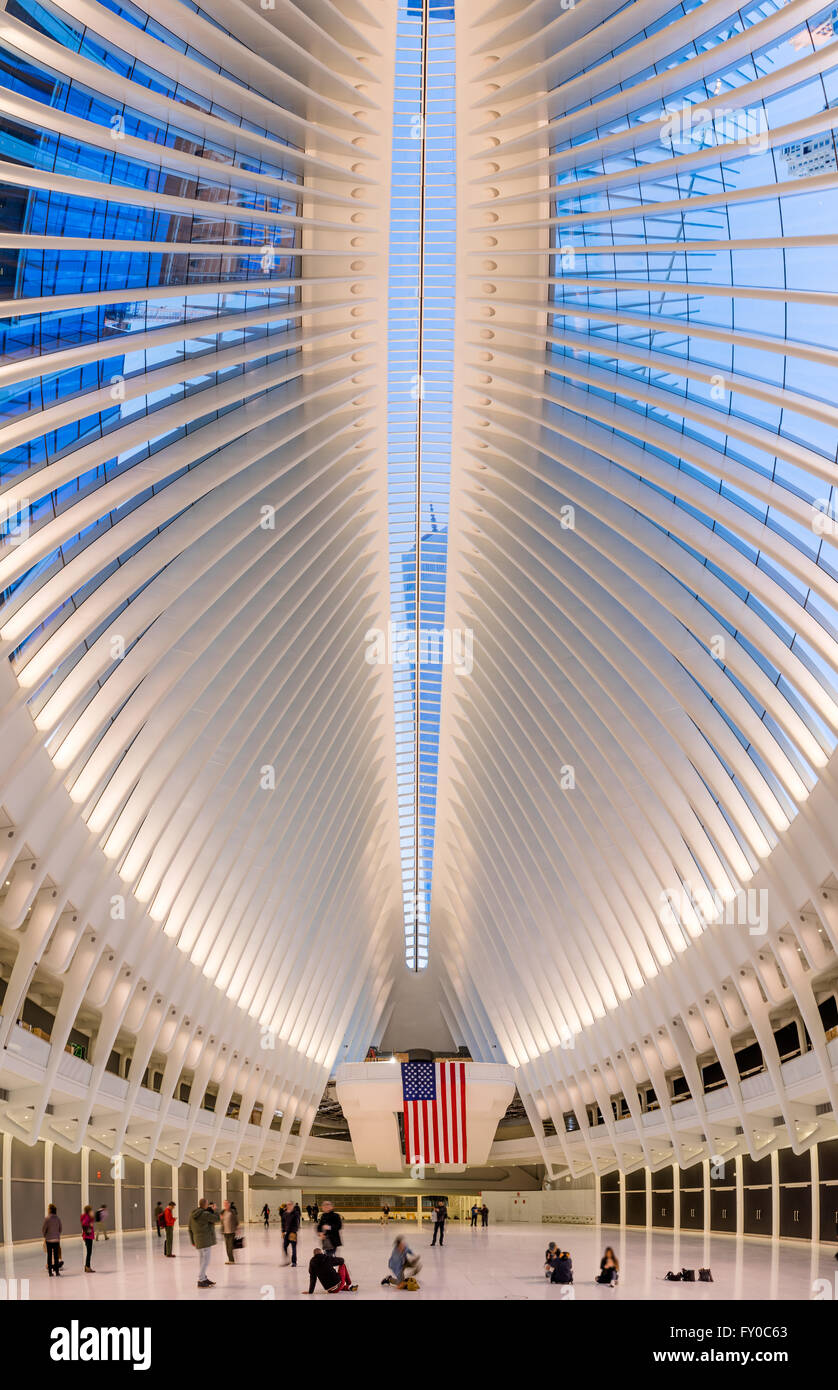 Innenansicht des Oculus, World Trade Center Path Station in der Dämmerung, Financial District von Manhattan, New York City Stockfoto