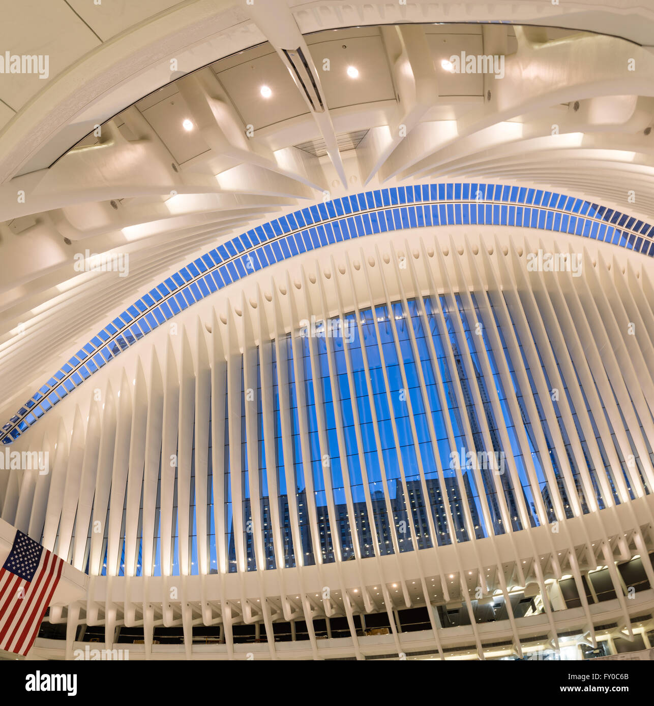 Innenansicht des Oculus, World Trade Center Path Station in der Dämmerung, Financial District von Manhattan, New York City Stockfoto