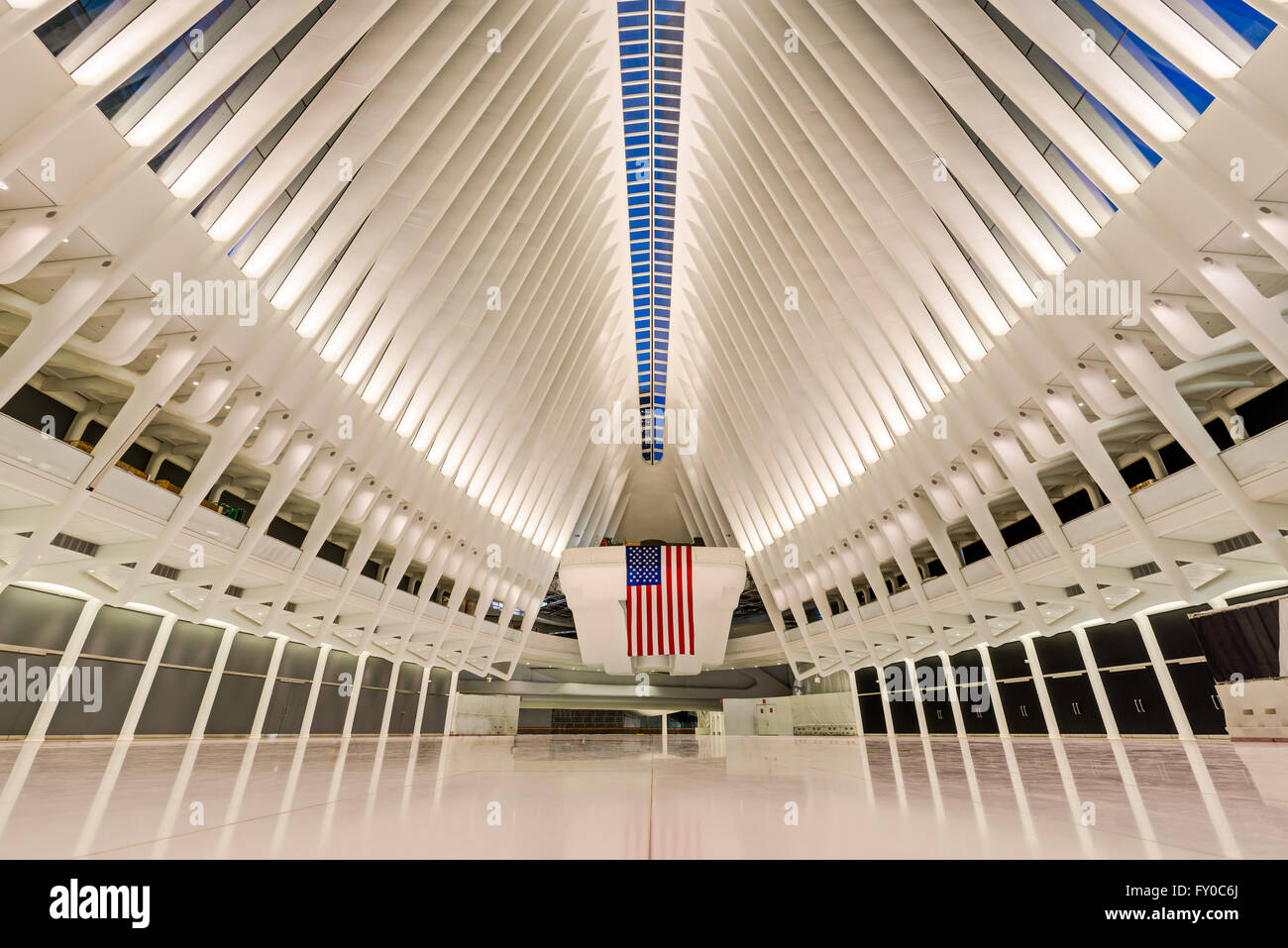 Innenansicht des Oculus, World Trade Center Path Station in der Dämmerung, Financial District von Manhattan, New York City Stockfoto