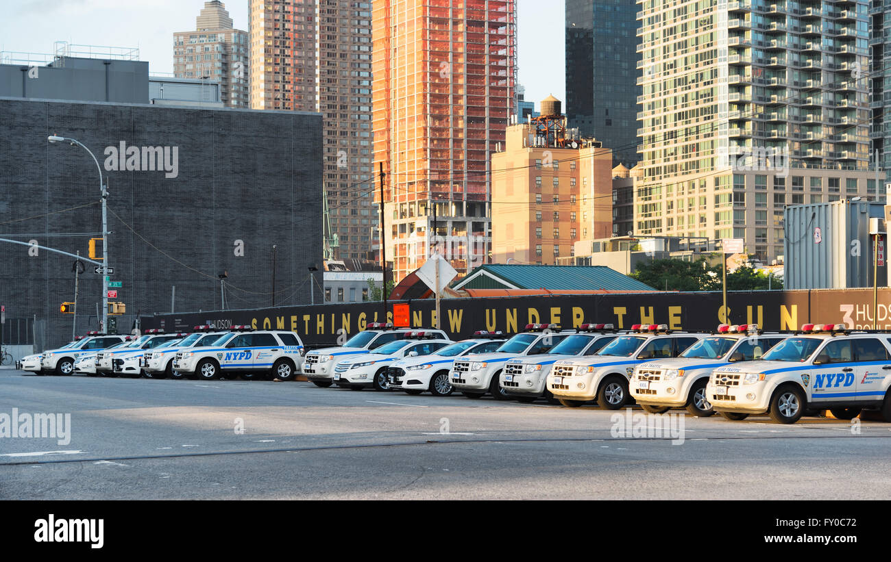 NEW YORK CITY-17. Juni 2015: NYPD Autos geparkt in der 11th Avenue gegründet 1845, New York City Police Department ist die größte Stockfoto