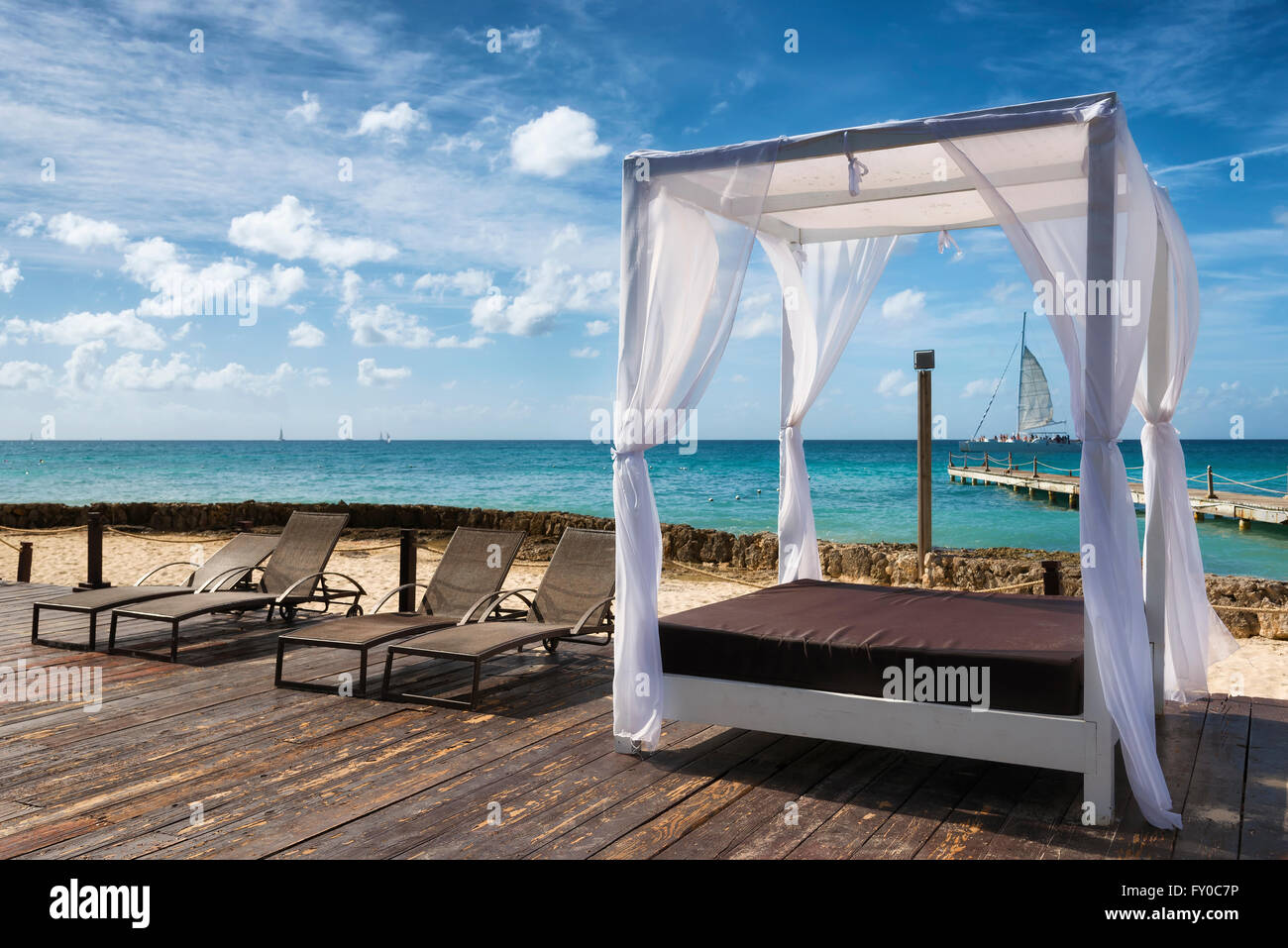 Weißer Pavillon am Strand in der Karibik Stockfoto