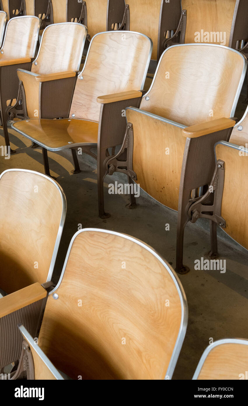 Leere hölzerne Universität Aula Klappsitze in einem leeren Klassenzimmer Stockfoto