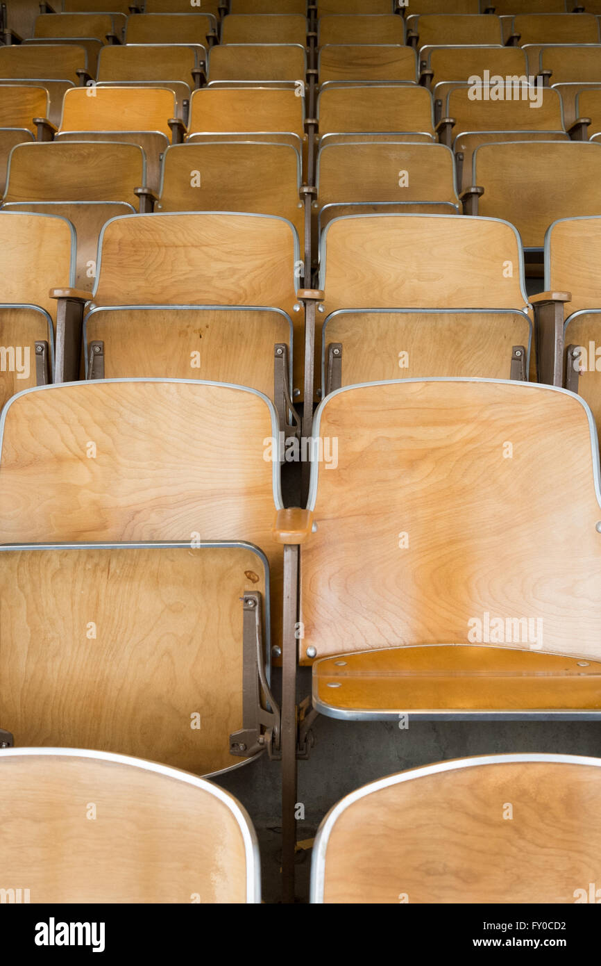 Leere hölzerne Universität Aula Klappsitze in einem leeren Klassenzimmer Stockfoto