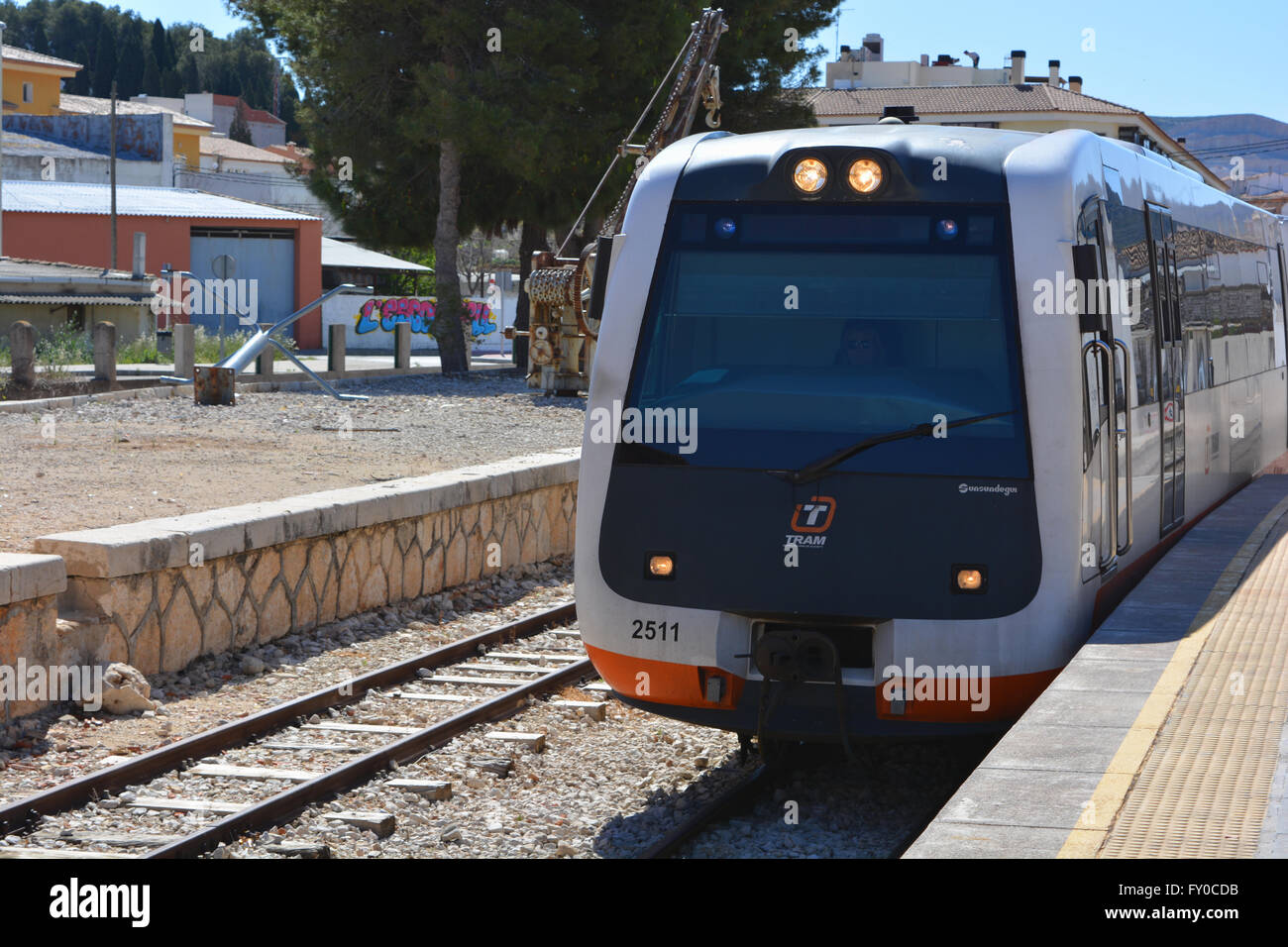 Trainieren Sie, Ankunft am Bahnsteig Schiene in Gata de Gorgos, Alicante, Valencia, Spanien Stockfoto