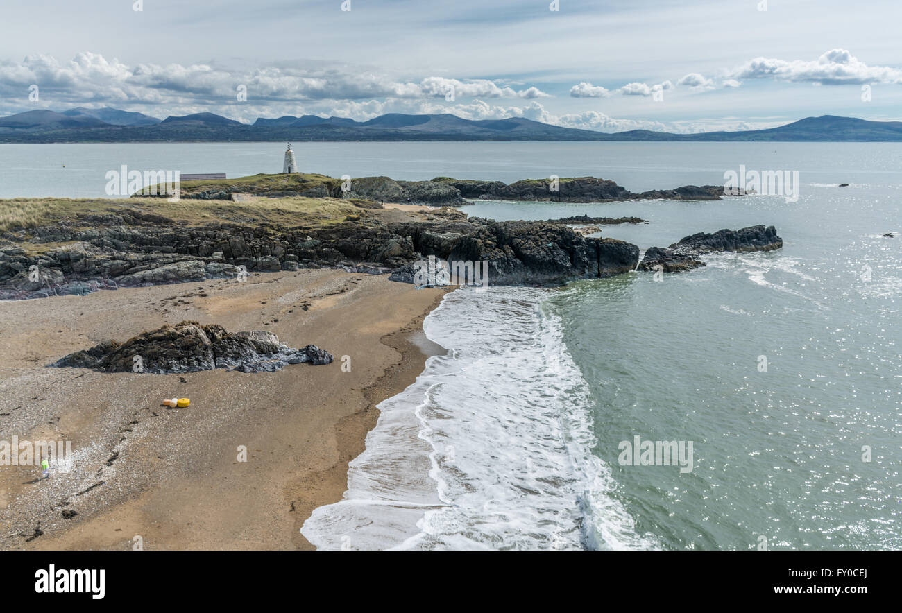 Ansicht von Llanddwyn Island mit Twr Bach Leuchtturm und Snowdonia im Hintergrund Stockfoto