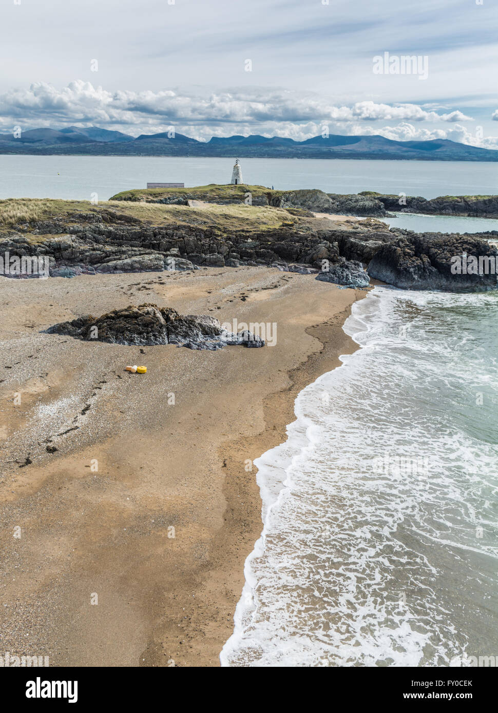 Ansicht von Llanddwyn Island mit Twr Bach Leuchtturm und Snowdonia im Hintergrund Stockfoto