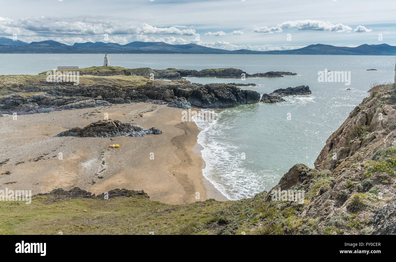 Ansicht von Llanddwyn Island mit Twr Bach Leuchtturm und Snowdonia im Hintergrund Stockfoto