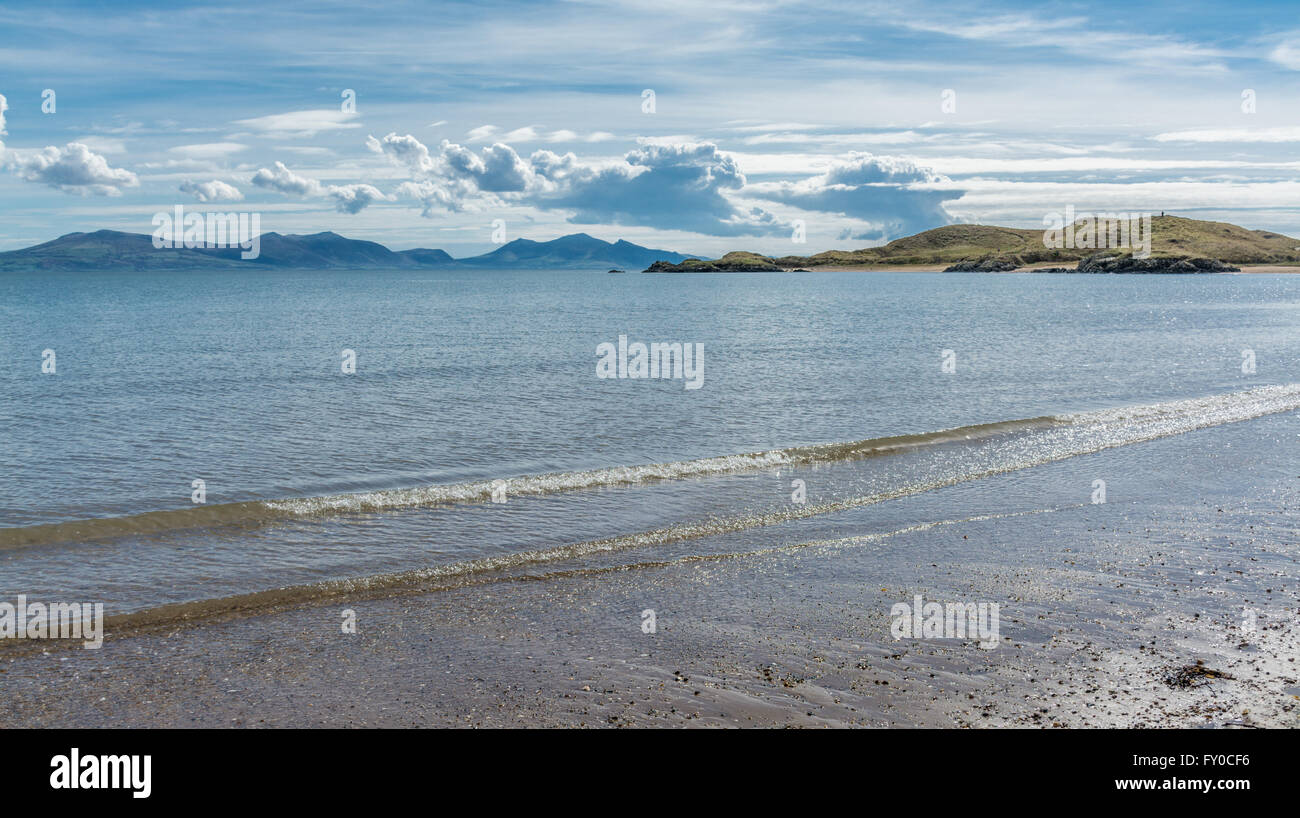 Einen Blick auf Llanddwyn Island vom Strand am Newborough Stockfoto