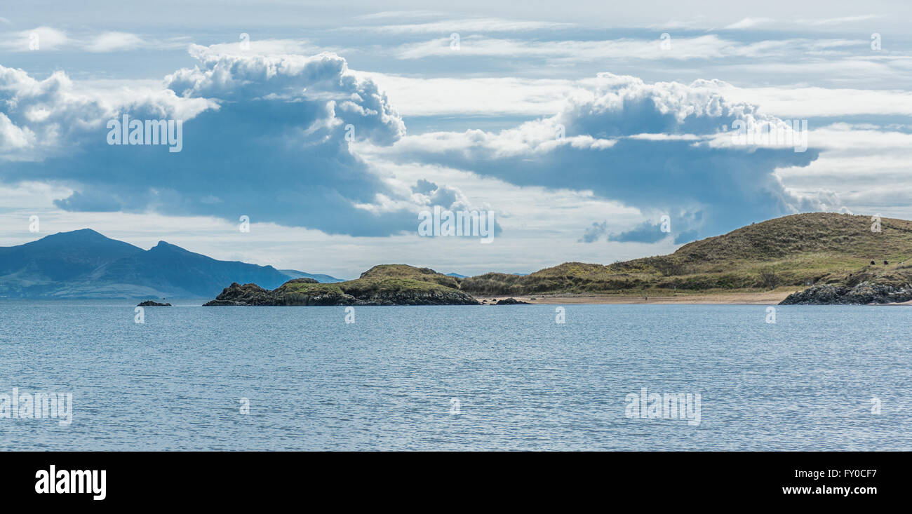 Hoch aufragende Wolken über Llanddwyn Island Stockfoto