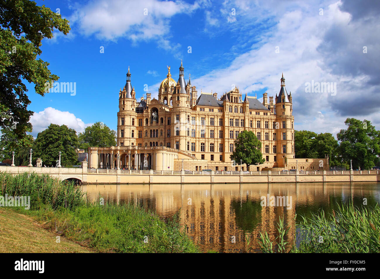 Schweriner Schloss (Schweriner Schloss) spiegelt sich in den See, Deutschland Stockfoto