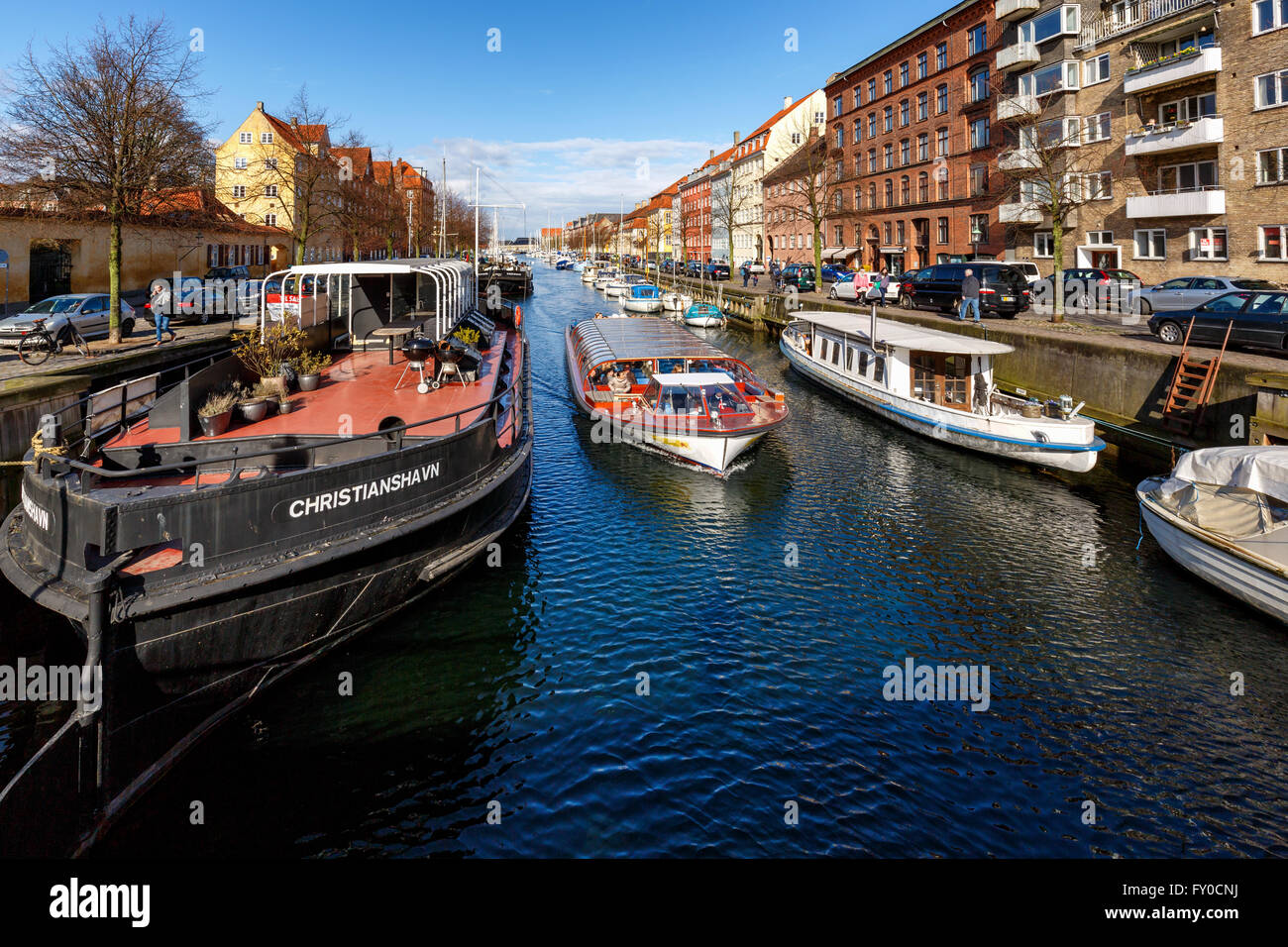 Ausflugsboot in Christianhavns Canal, Christianshavn, Kopenhagen, Dänemark Stockfoto