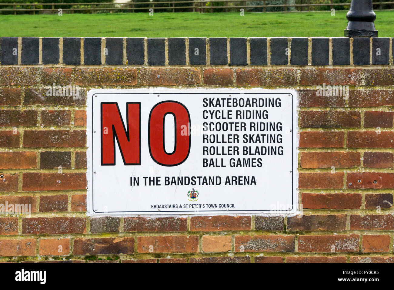 Ein Zeichen dafür sind Dinge, die nicht erlaubt sind in einem Broadstairs Park aufgeführt. Stockfoto