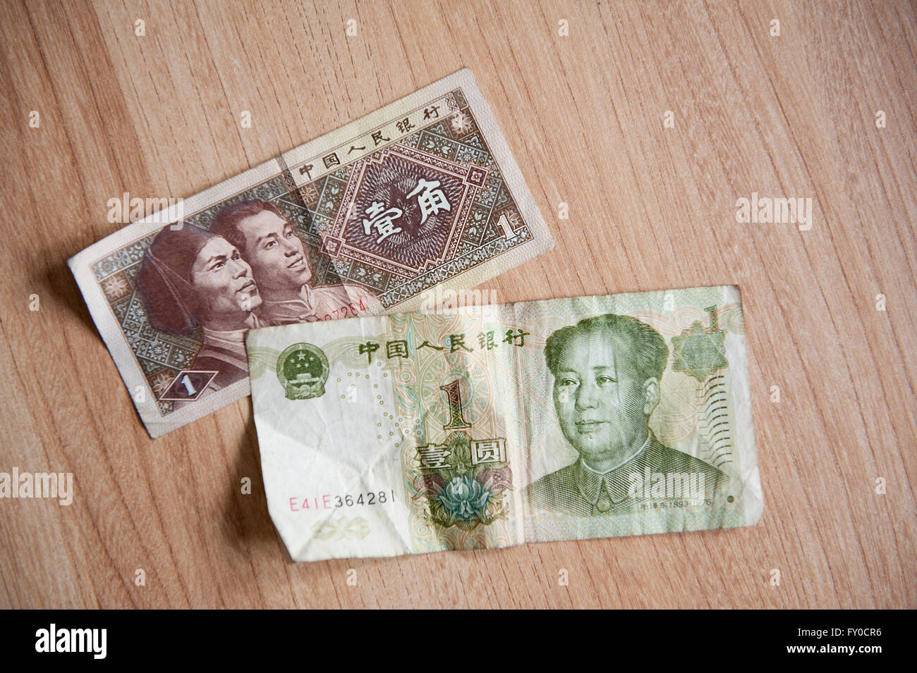 Renminbi Yuan und Jiao Banknoten, chinesische RMB oder CNY und Mao oder Hou Währung in China Papier Geld Geld am Tisch liegen. Stockfoto