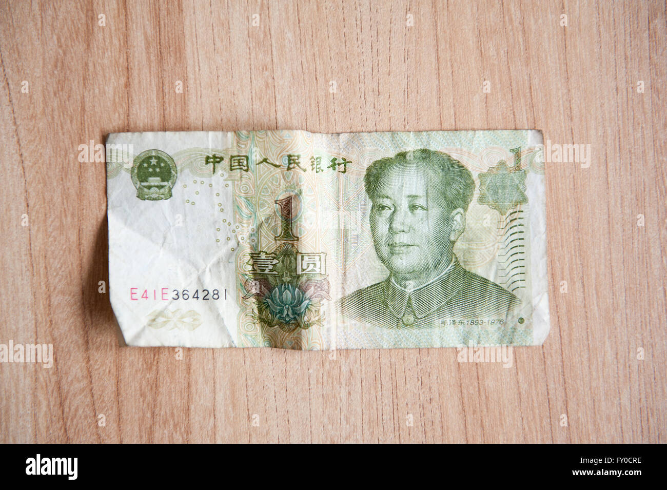 Ein Renminbi Yuan-Banknote, chinesische RMB oder CNY Einheit der Währung, China ein Papier bares Geld auf Tisch, horizontal liegen. Stockfoto