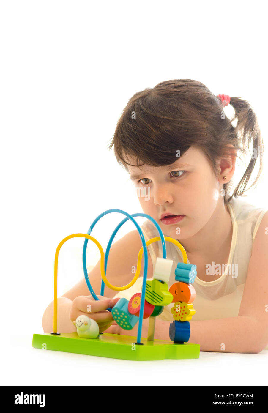 Süßes Kleinkind Mädchen konzentriert spielen mit pädagogischen Baby Spielzeug isoliert auf weißem Hintergrund Stockfoto
