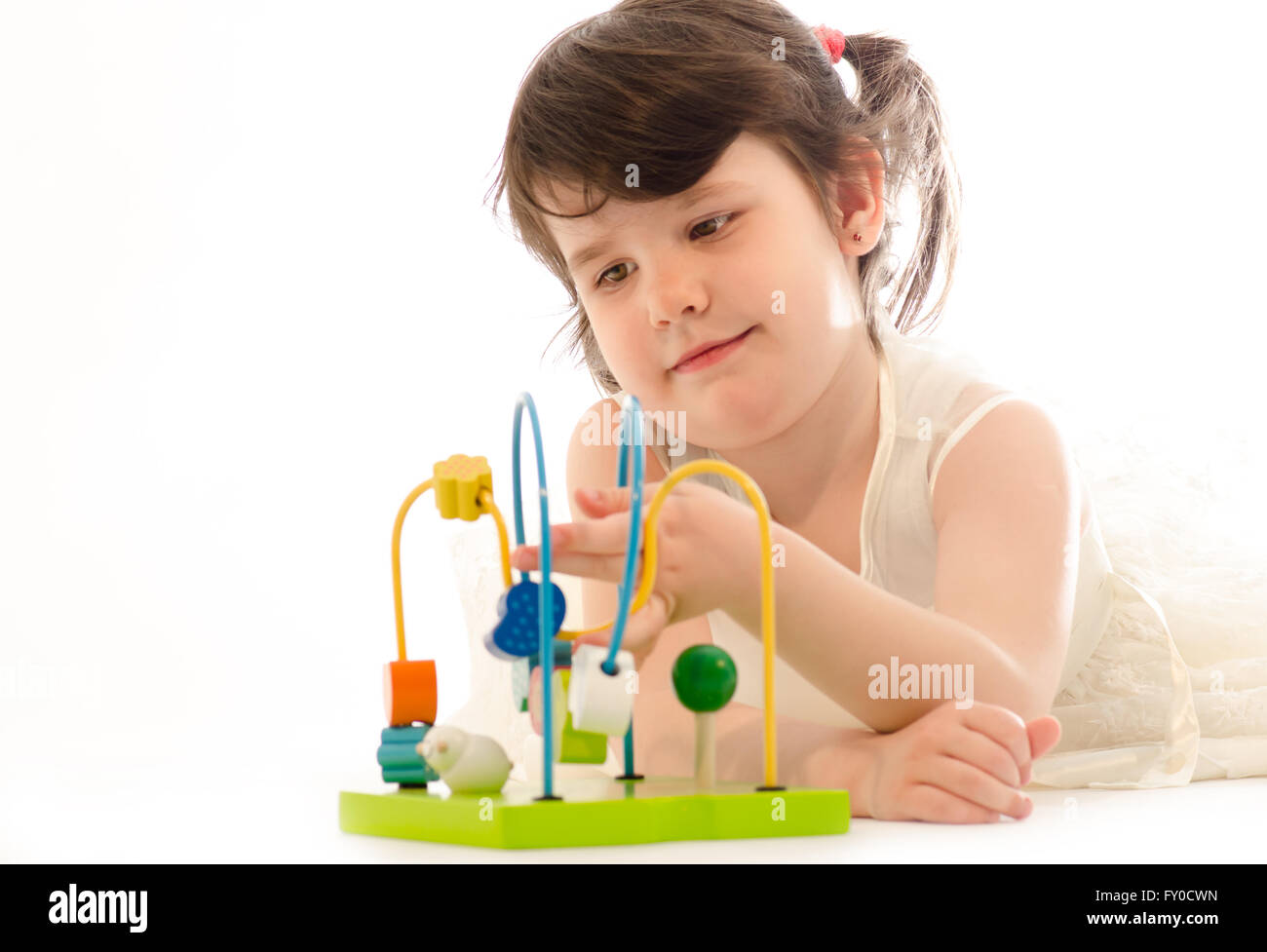 Süßes Kleinkind Mädchen konzentriert spielen mit pädagogischen Baby Spielzeug isoliert auf weißem Hintergrund Stockfoto