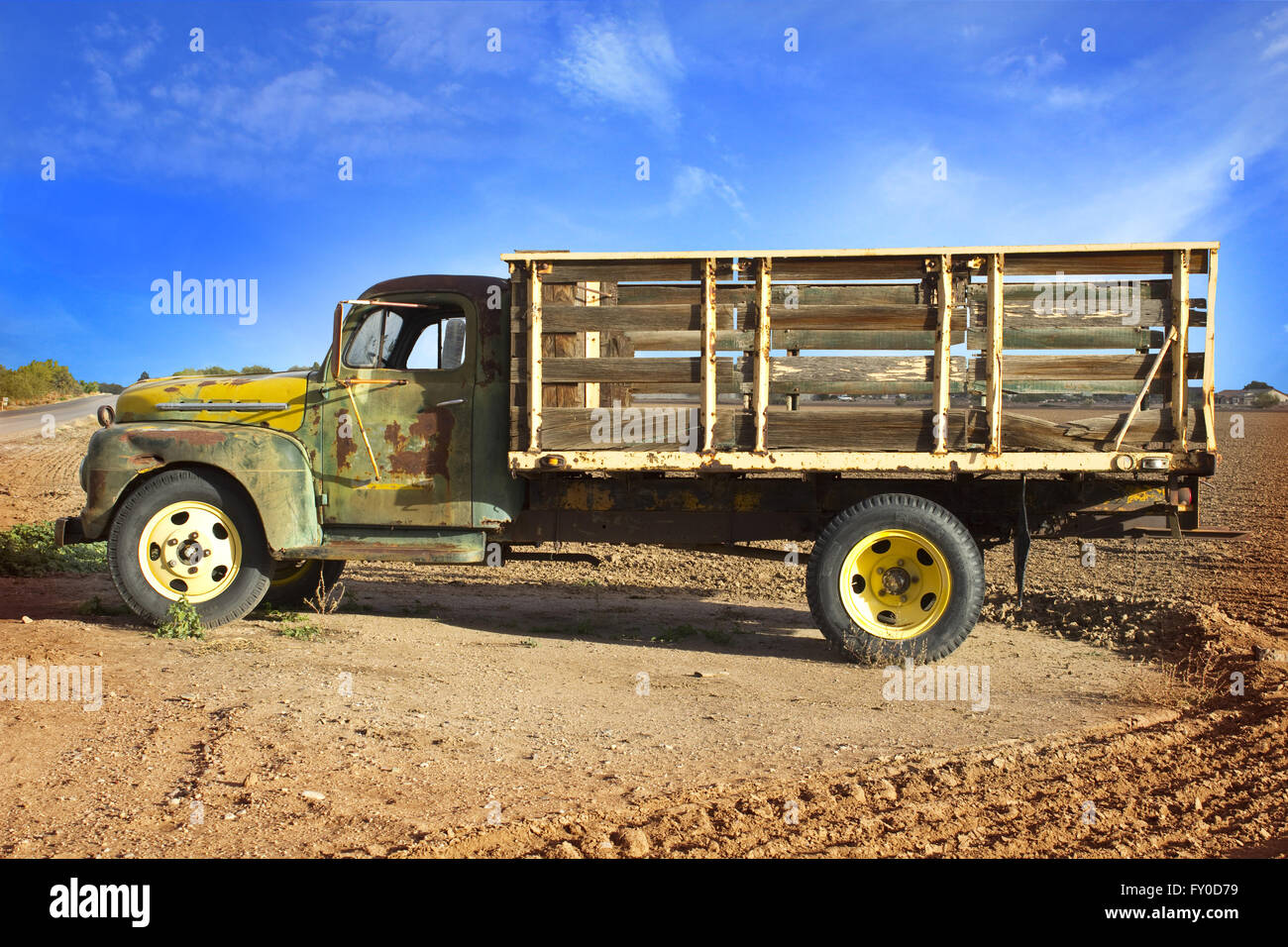 Alte Farm Truck in gepflügtes Feld in der Nähe von Phoenix, Arizona. Stockfoto