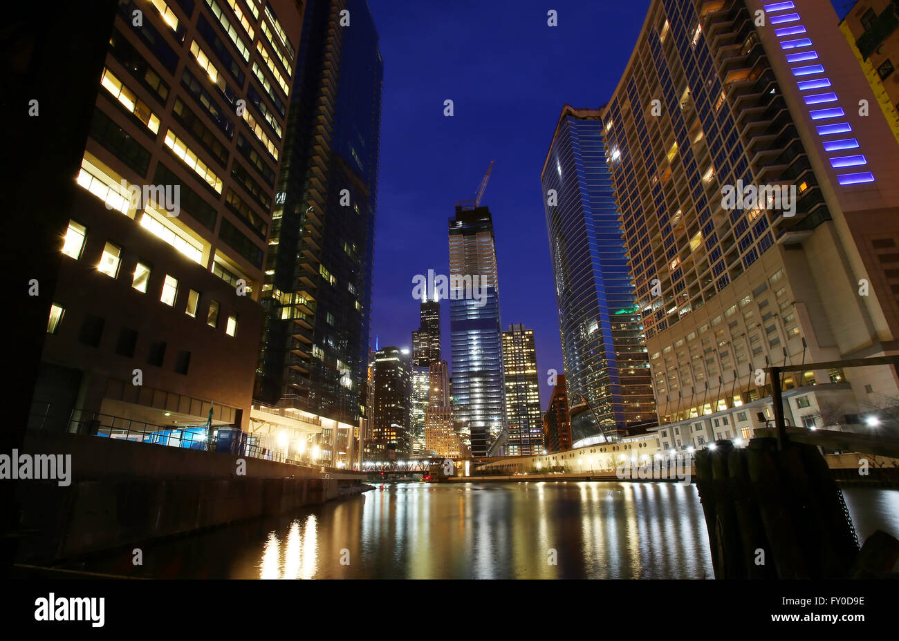 Downtown Chicago Skyline einschließlich der Willis Tower und Wolf Punkt Entwicklung von Kinzie Street Railroad Bridge aus gesehen Stockfoto