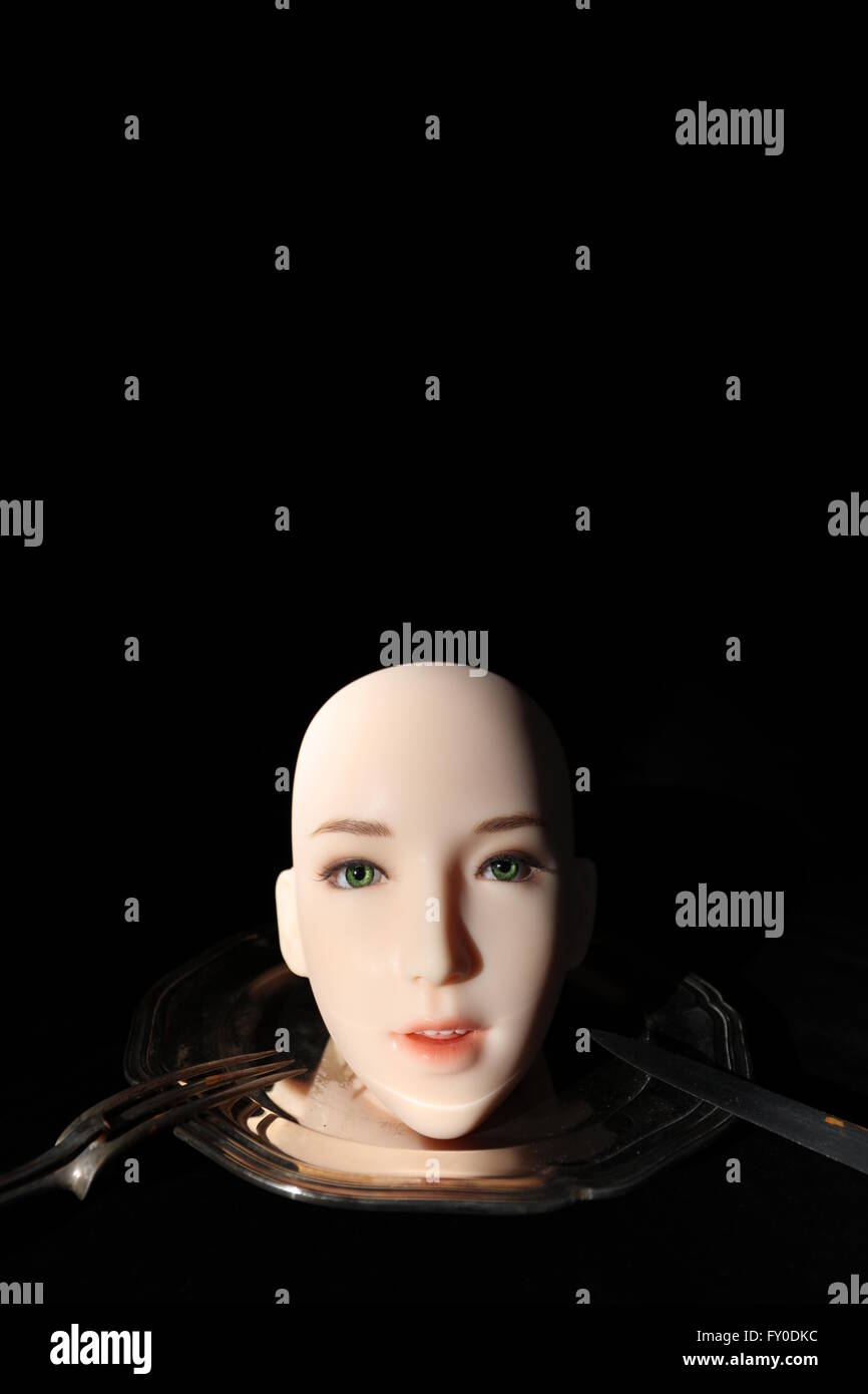Solitär-Silikon-Kopf auf Silbertablett, schwarzer Hintergrund Stockfoto