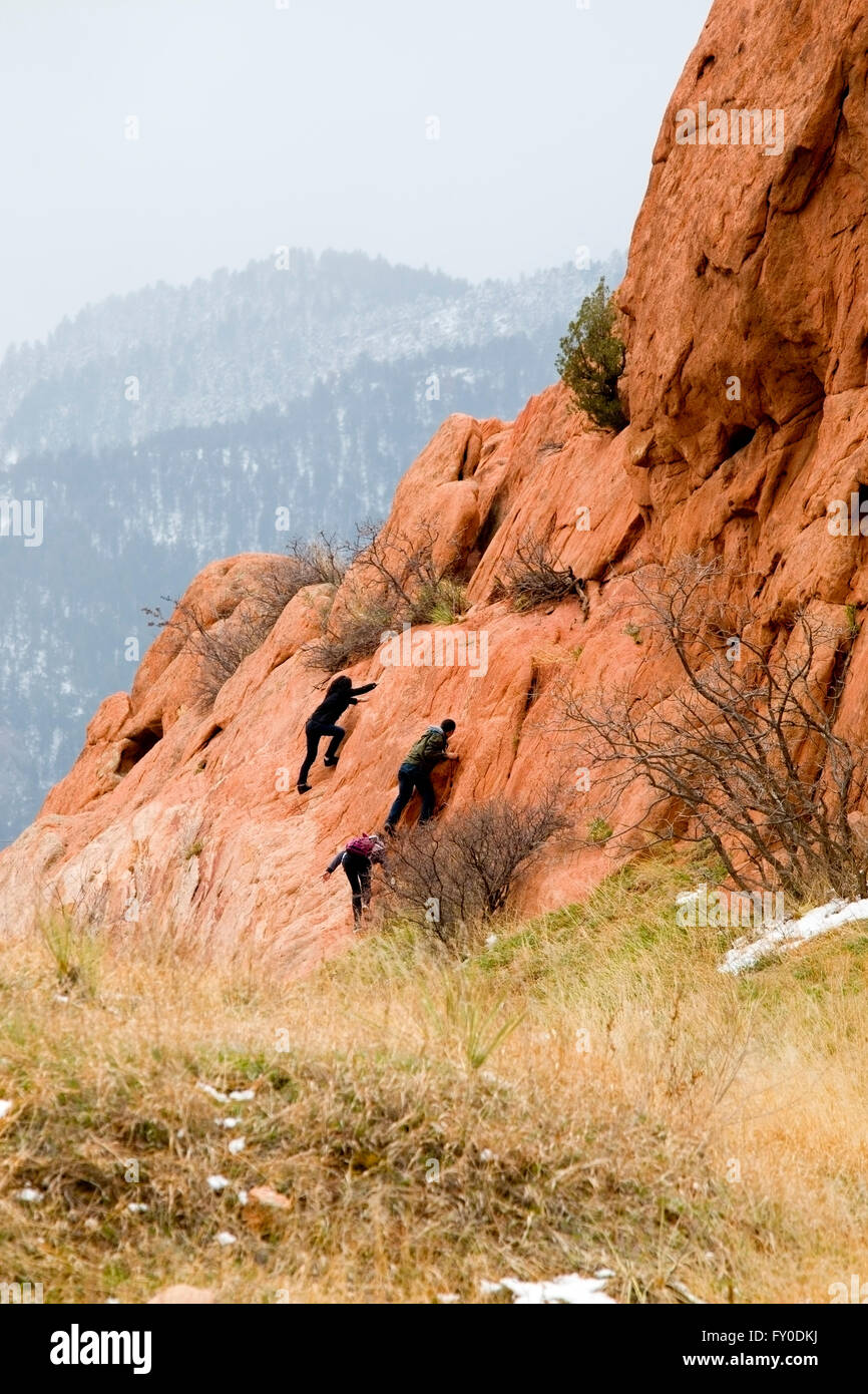 Jugendliche klettern eine Klippe im Red Rock Canyon Park in der Nähe von Colorado Springs Stockfoto