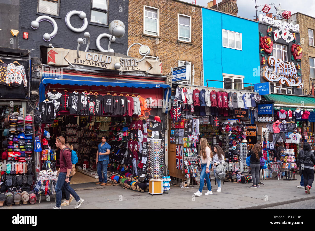 Geschäfte auf der Camden High Street, Camden Town, London England Vereinigtes Königreich UK Stockfoto