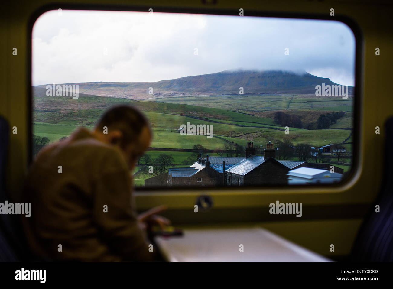 Pen-y-Gent sieht aus dem Fenster auf die Settle Carlisle Railway in North Yorkshire, England, UK Stockfoto