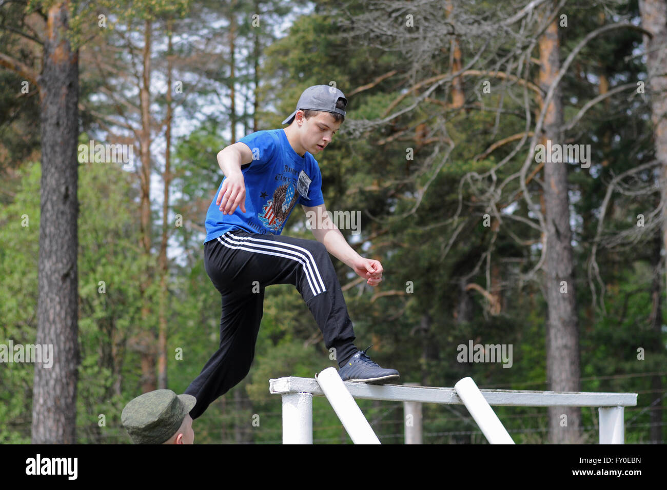 Militärische Sportspiel Zarnitsa. Durchgang-Hindernis-Parcours Stockfoto