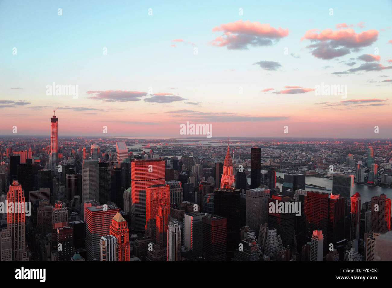 Luftaufnahme der Skyline von New York bei Abenddämmerung Sonnenlicht Stockfoto