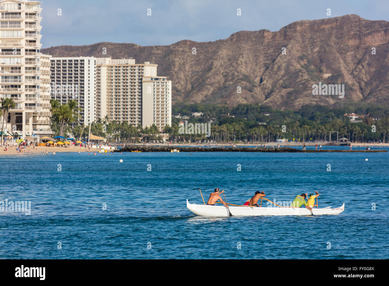 Menschen, die Hawaiian Ocean Kanu in Waikiki Bucht paddeln. Stockfoto