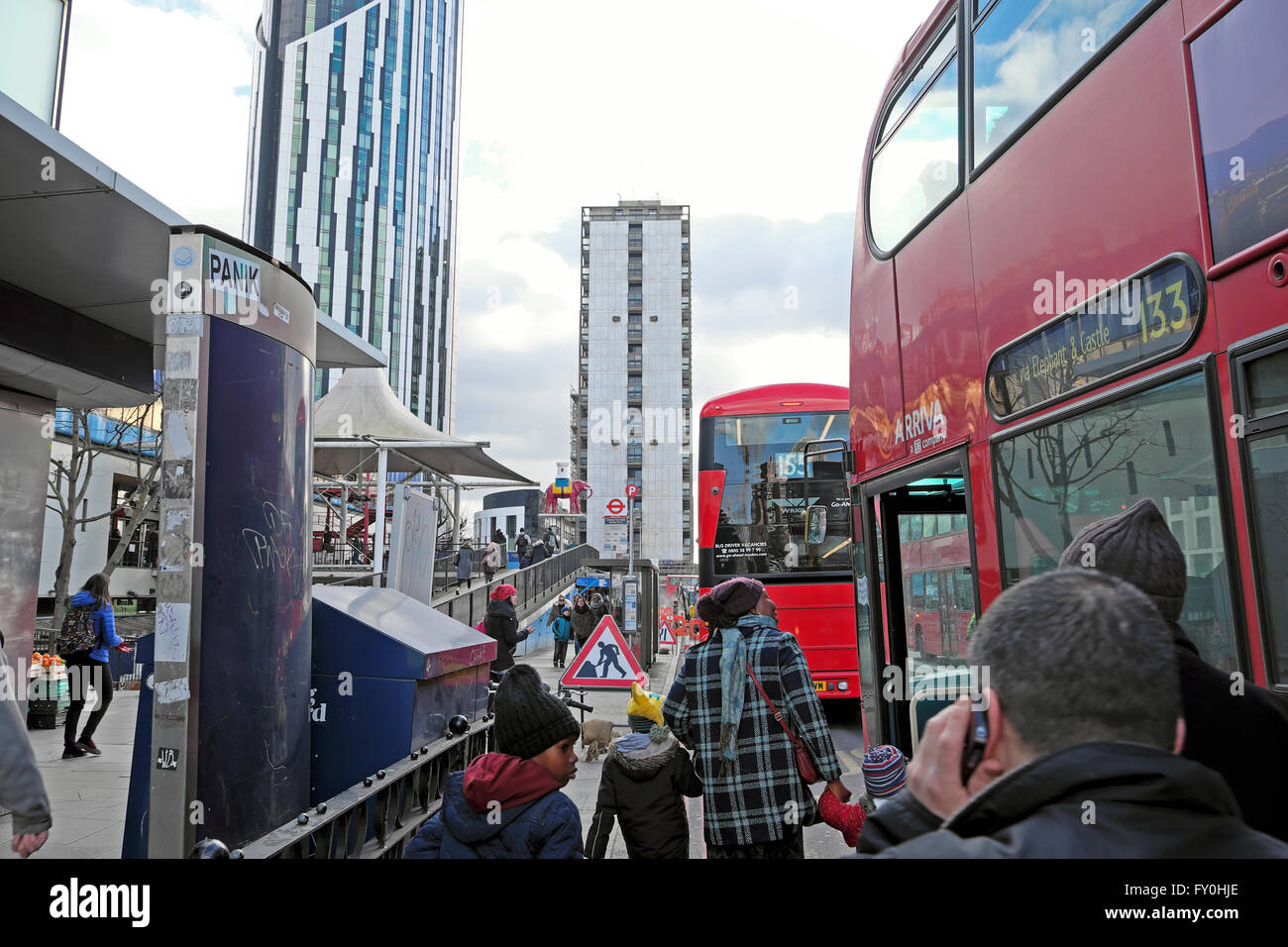 Menschen, die versuchen, einen roten Doppeldecker-Bus an Elefanten Burg bei Straßenarbeiten Störung in 2016 London UK KATHY DEWITT an Bord Stockfoto