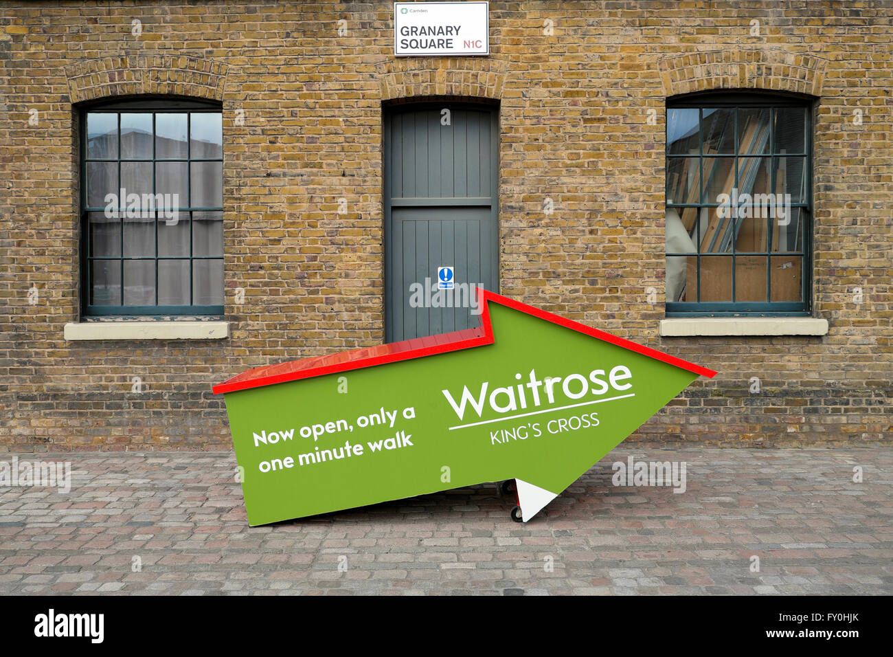 Waitrose Supermarkt Werbung Wegweiser zum neuen Store in der Kings Cross Development Area London N1C UK KATHY DEWITT Stockfoto