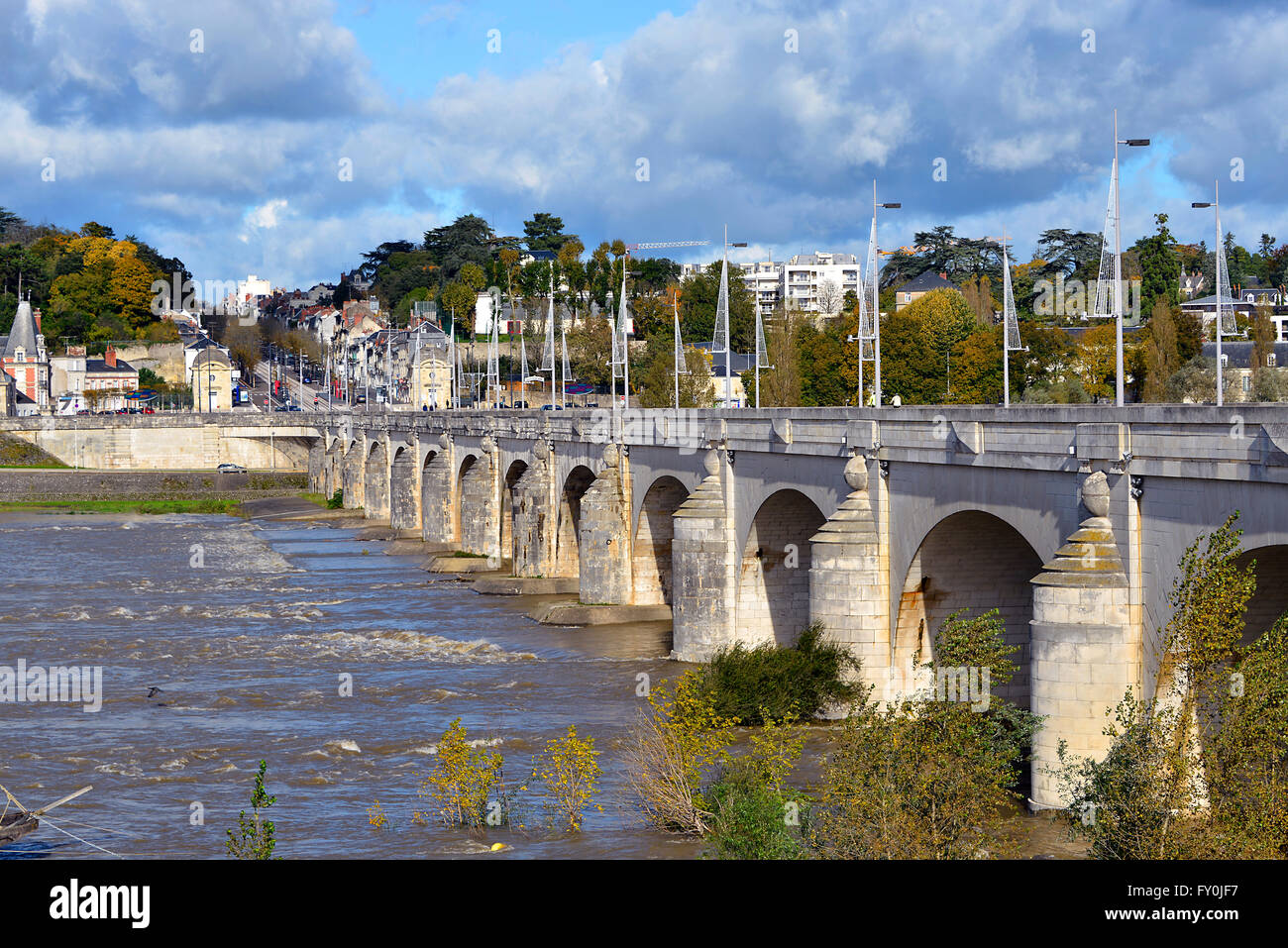Fluss Loire und Brücke von Wilson in Tours, Stadt in Zentralfrankreich, die Hauptstadt des Département Indre-et-Loire, Region Centre Stockfoto