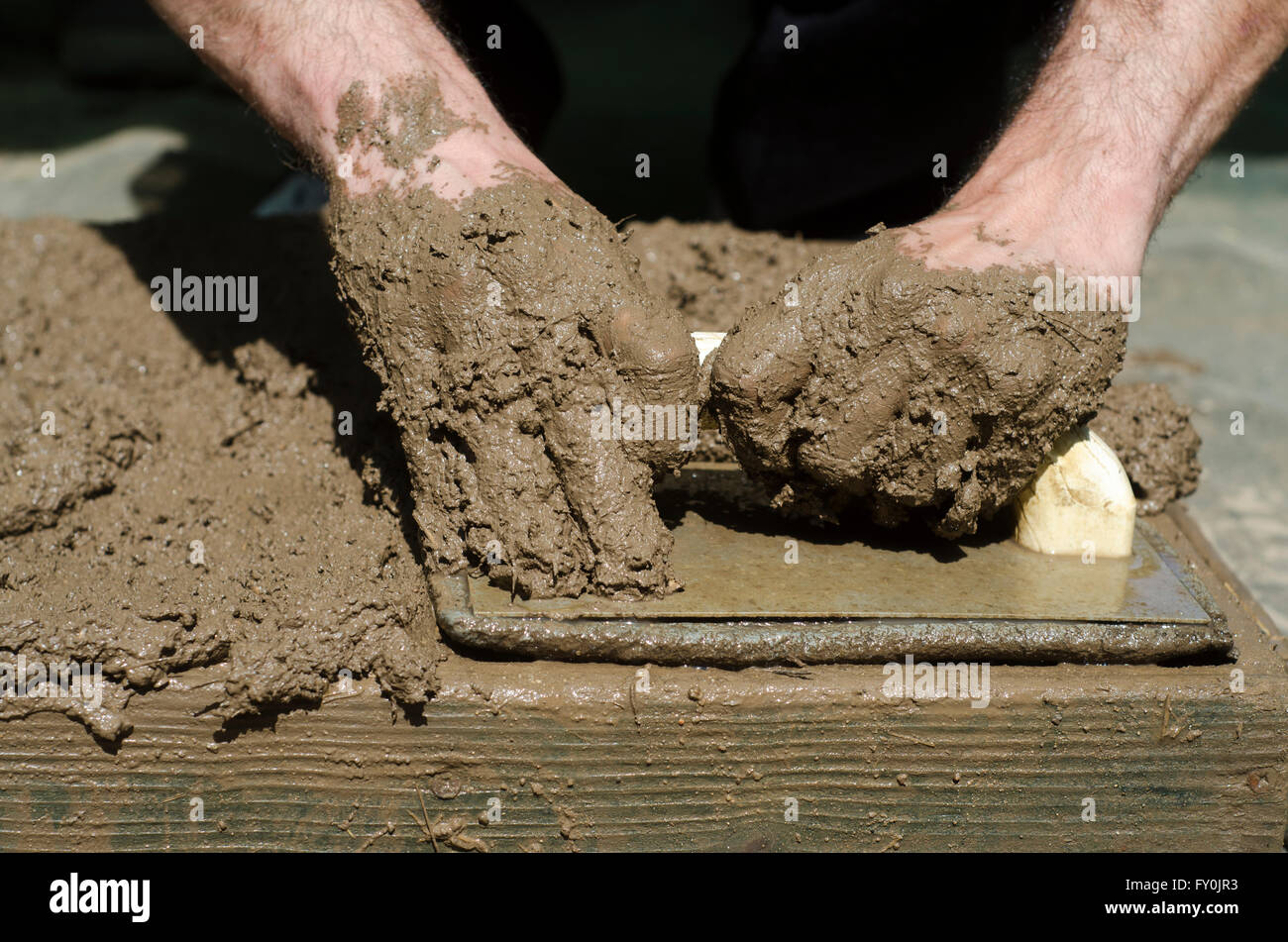 Handwerk. Reihenfolge der Zubereitung aus Lehmziegeln in der Platte Stockfoto