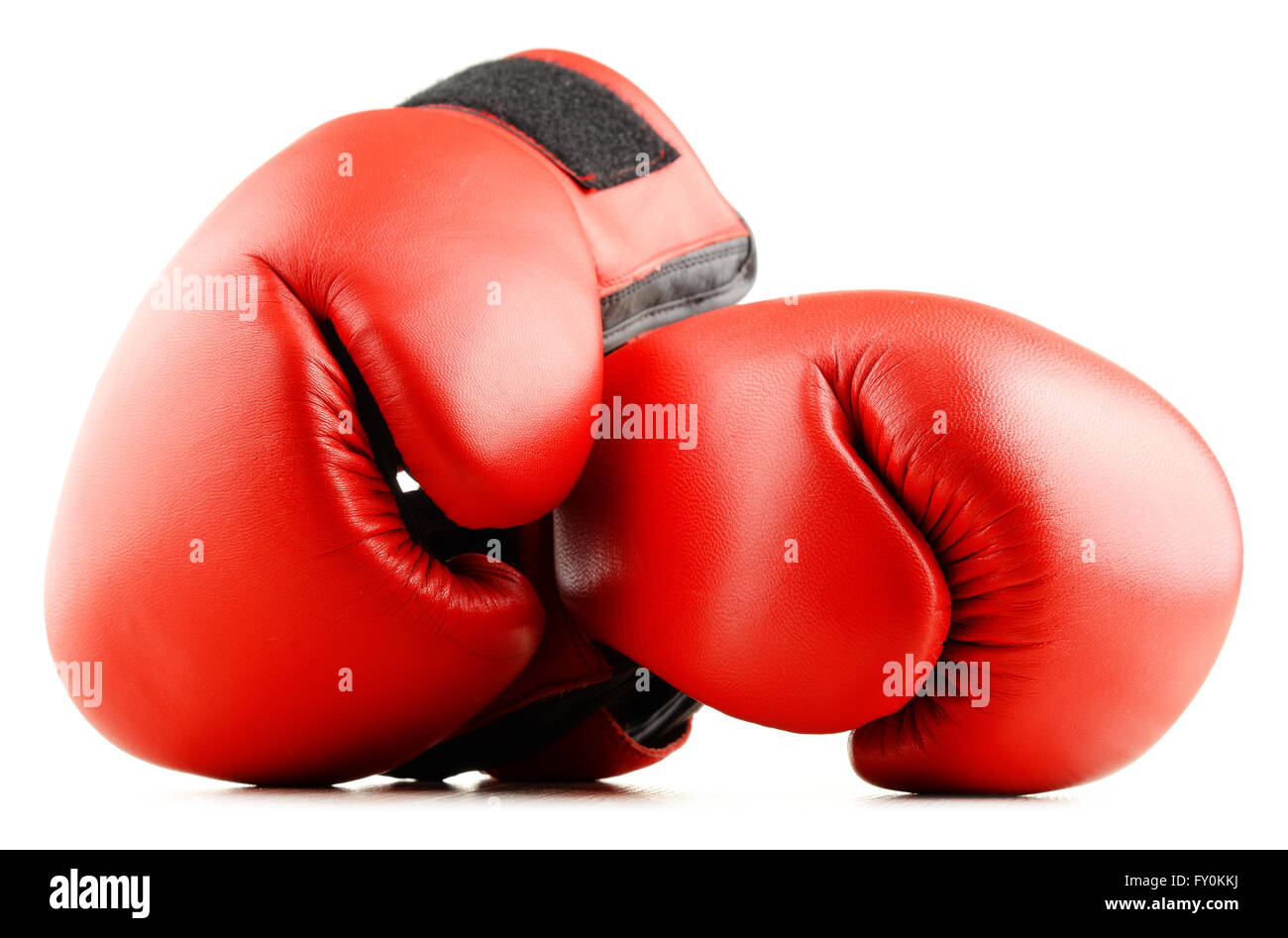 Paar rote Leder Boxhandschuhe isoliert auf weißem Hintergrund Stockfoto