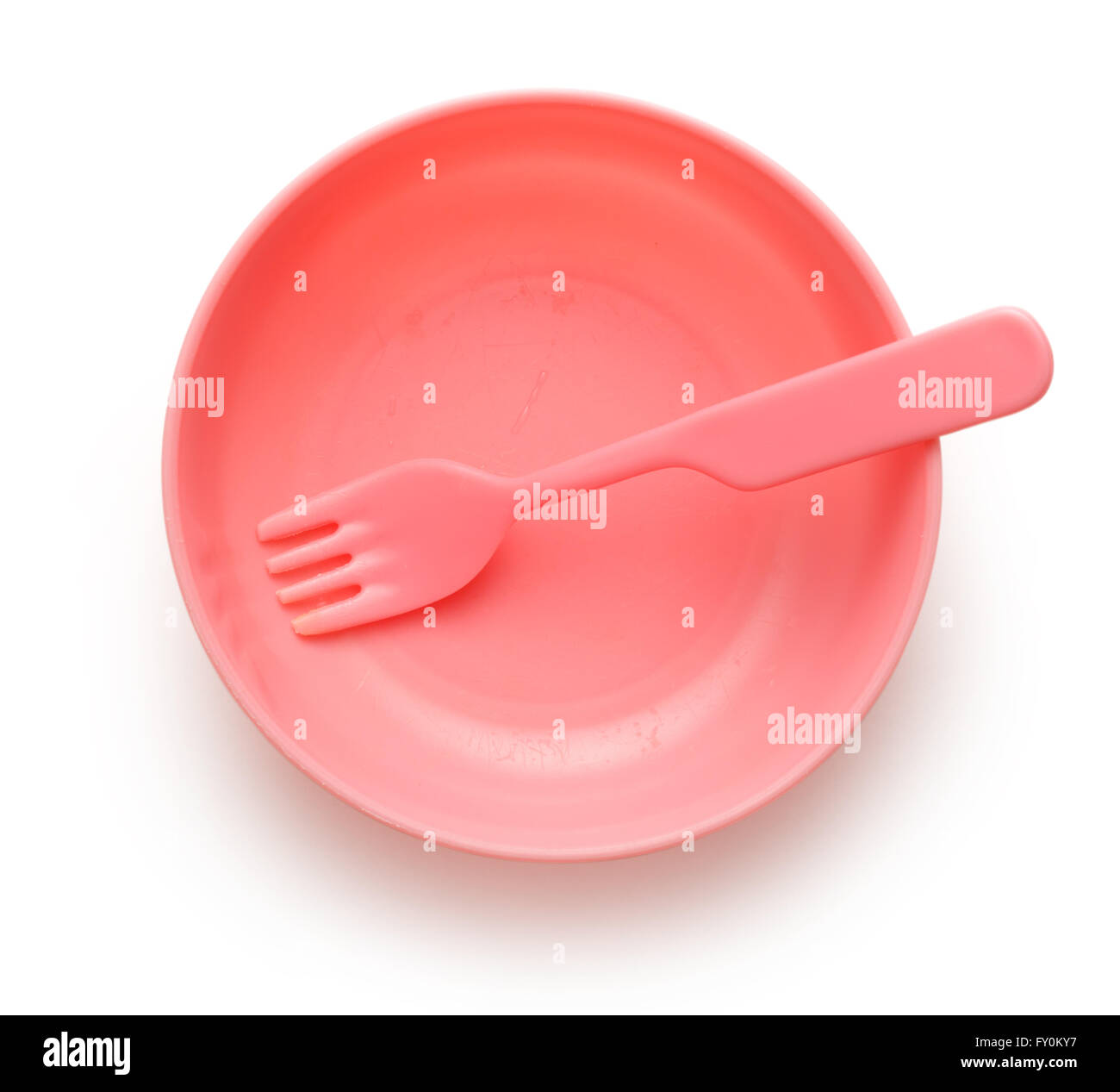 Rosa Kunststoff Geschirr Teller mit Gabel auf weiß Stockfoto