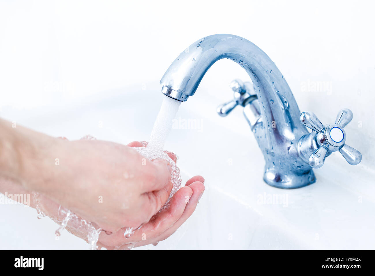 Hände waschen unter fließendem Wasser tippen closeup Stockfoto