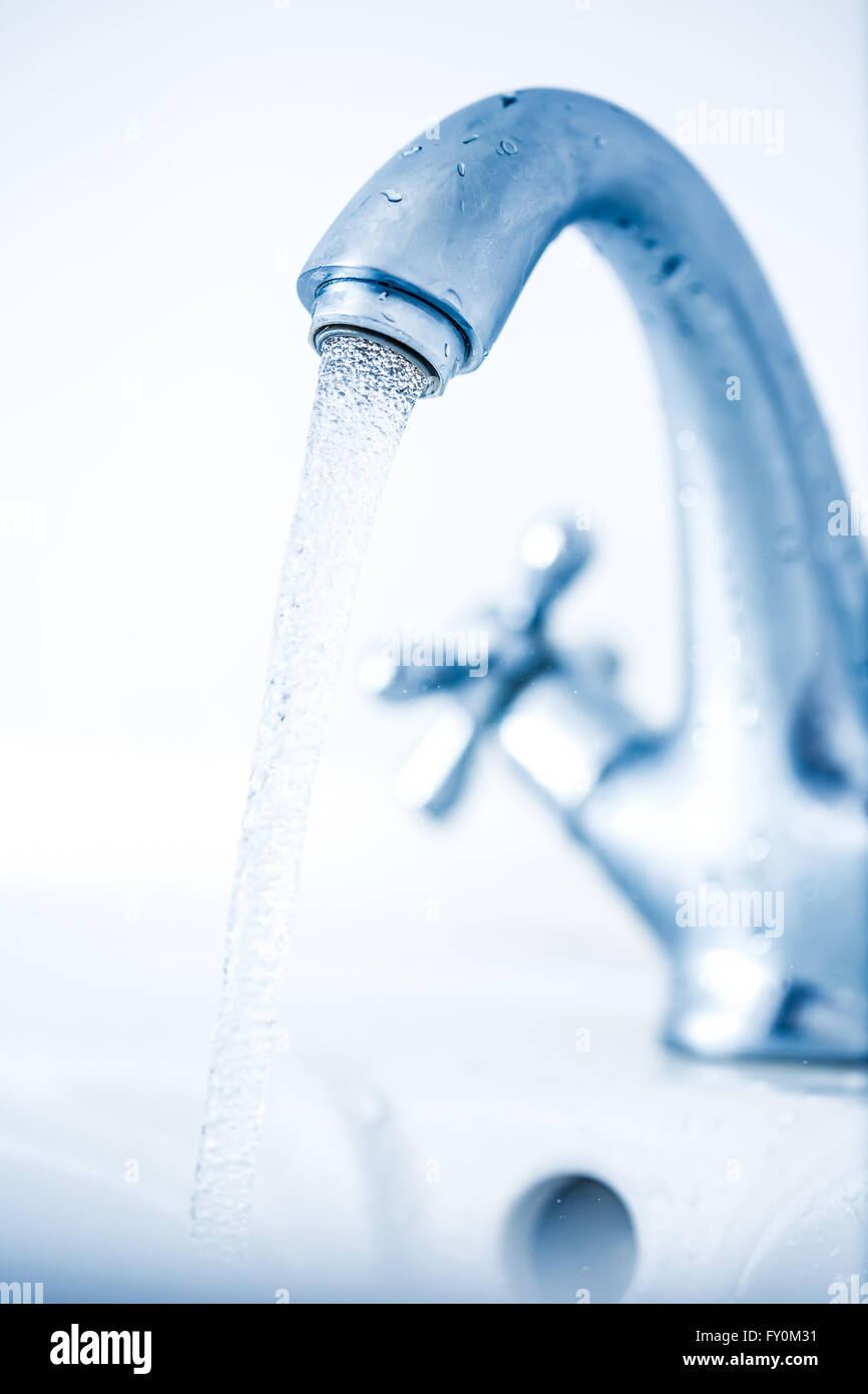 Fließendes Wasser Wasserhahn Closeup in Tonen Stockfoto