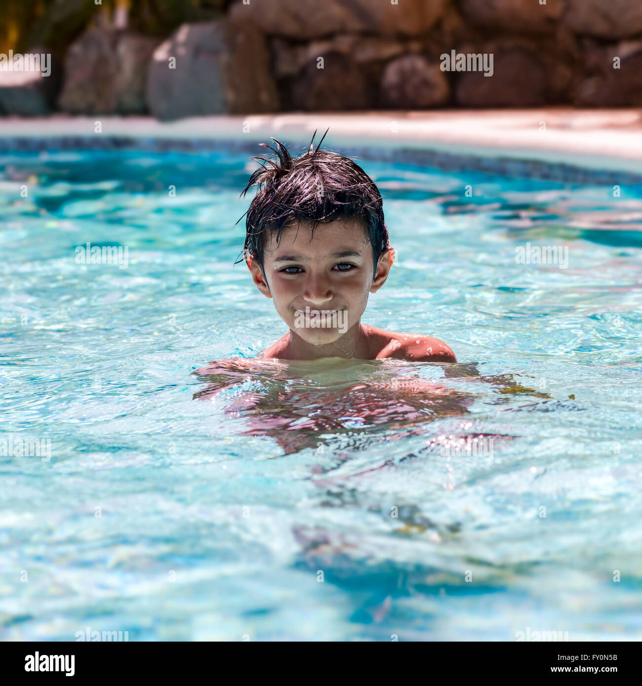 Porträt des jungen Kind Kind acht Jahre alt Spaß im Schwimmbad Freizeit Aktivität quadratische Komposition Stockfoto