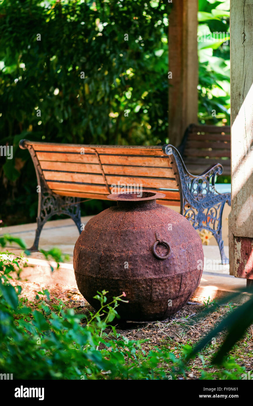 Dekorative Metall Eisentopf mit Pavillon, entspannende Umgebung Garten Zen Raumgestaltung Stockfoto