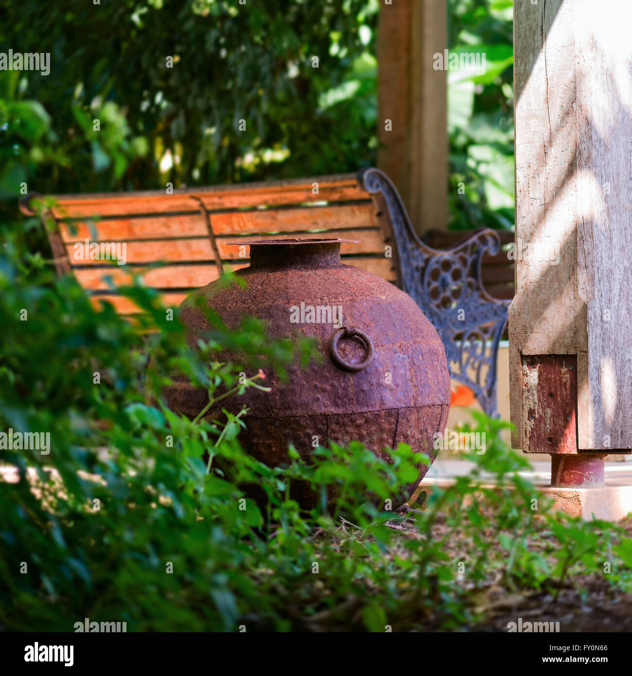 Dekorative Metall Eisentopf durch entspannende Umgebung Garten Zen Raumgestaltung quadratischen Pavillon Stockfoto