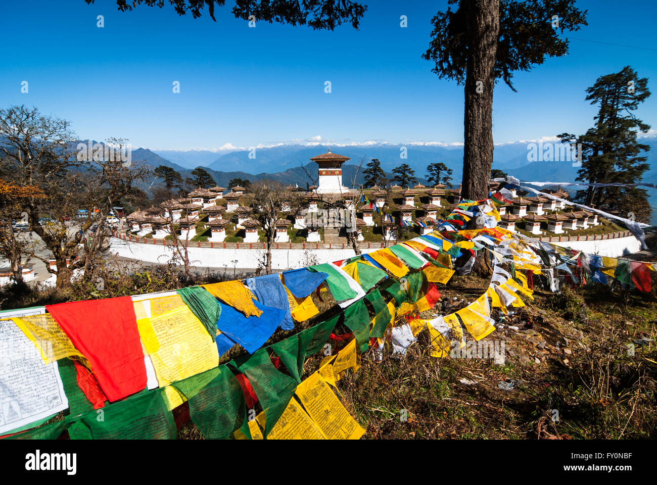 Bunte Gebetsfahnen und 108 Chörten am Dochu La, ein 3140-m-Pass auf dem Weg zwischen Thimphu und Punakha im westlichen Bhutan. Stockfoto