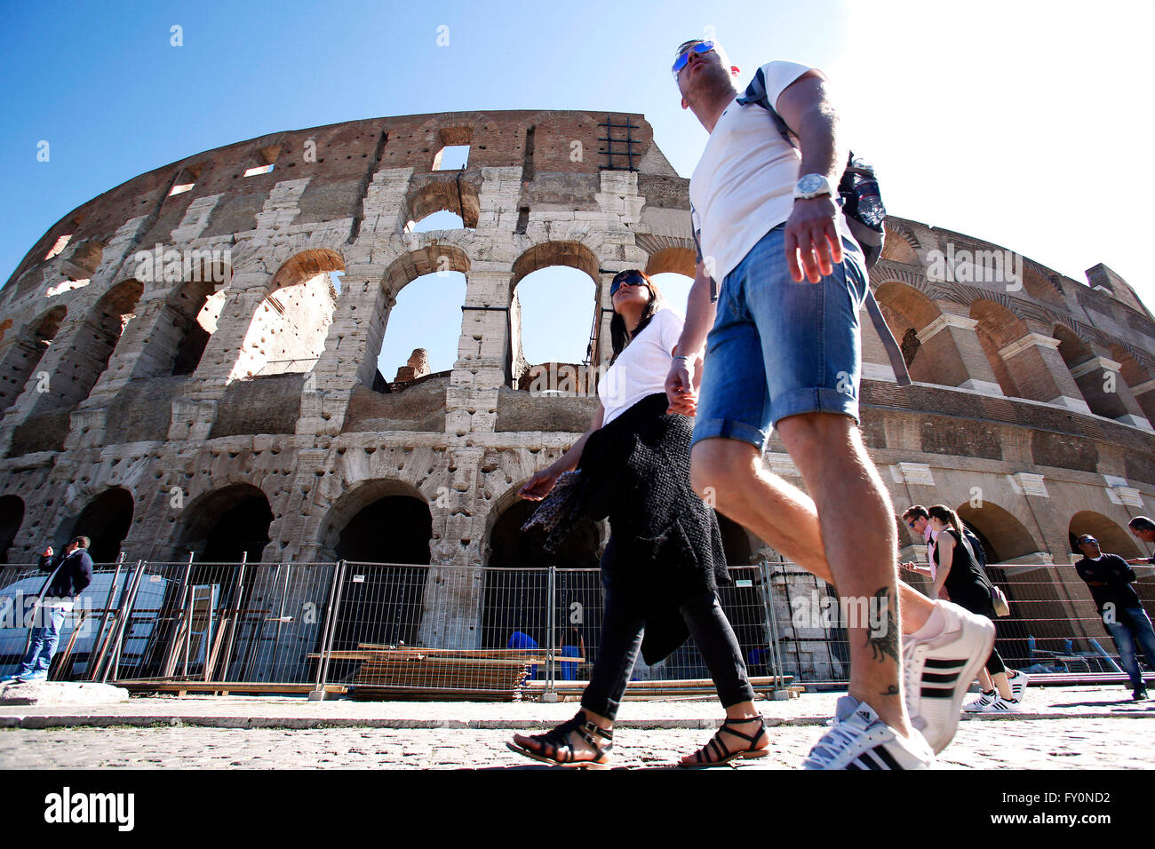 Touristen am Kolosseum Rom 20. April 2016. Um Kolosseum Foto Samantha Zucchi Insidefoto Stockfoto