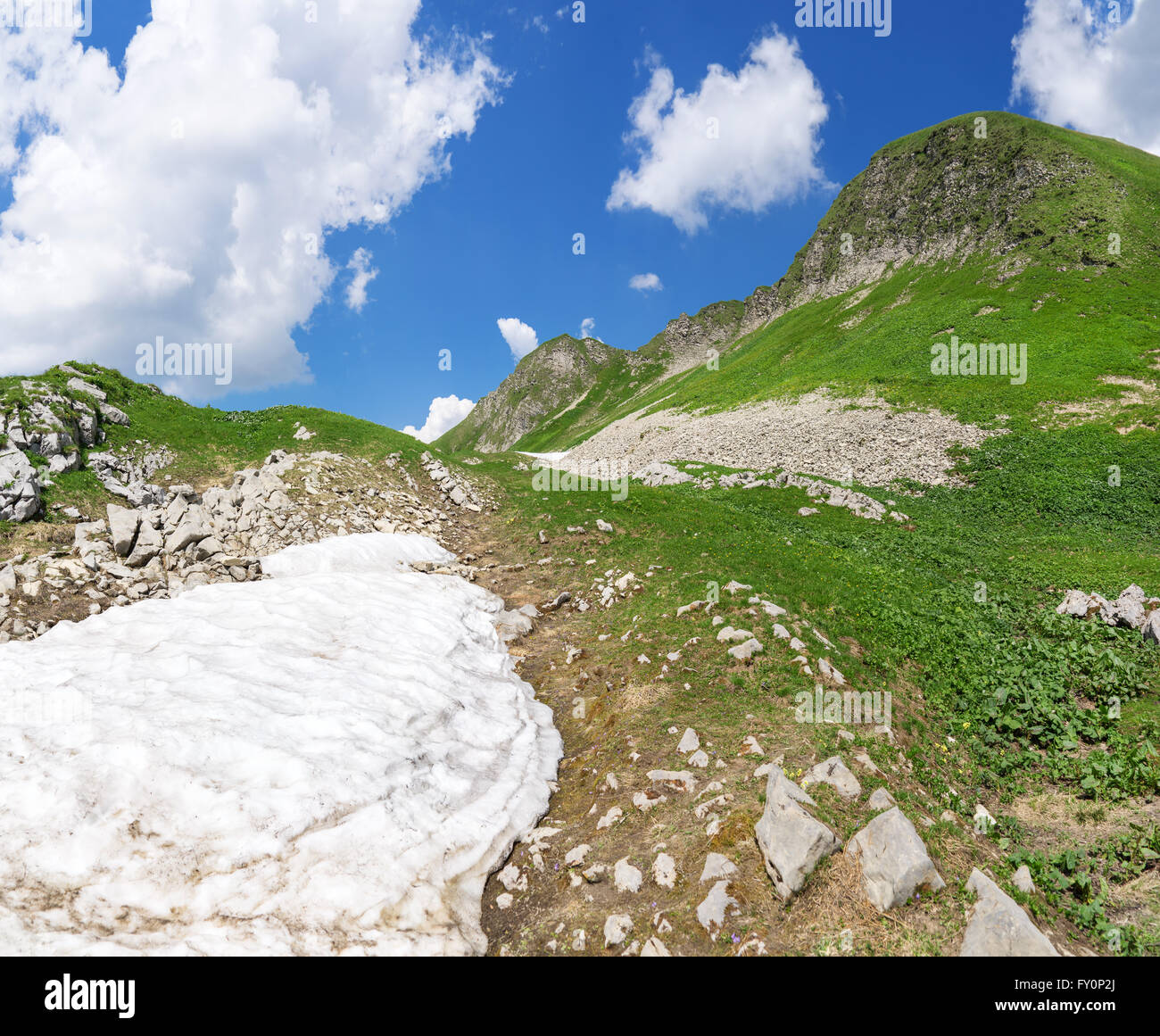 Letzten Reste von Schnee in den Bergen Stockfoto