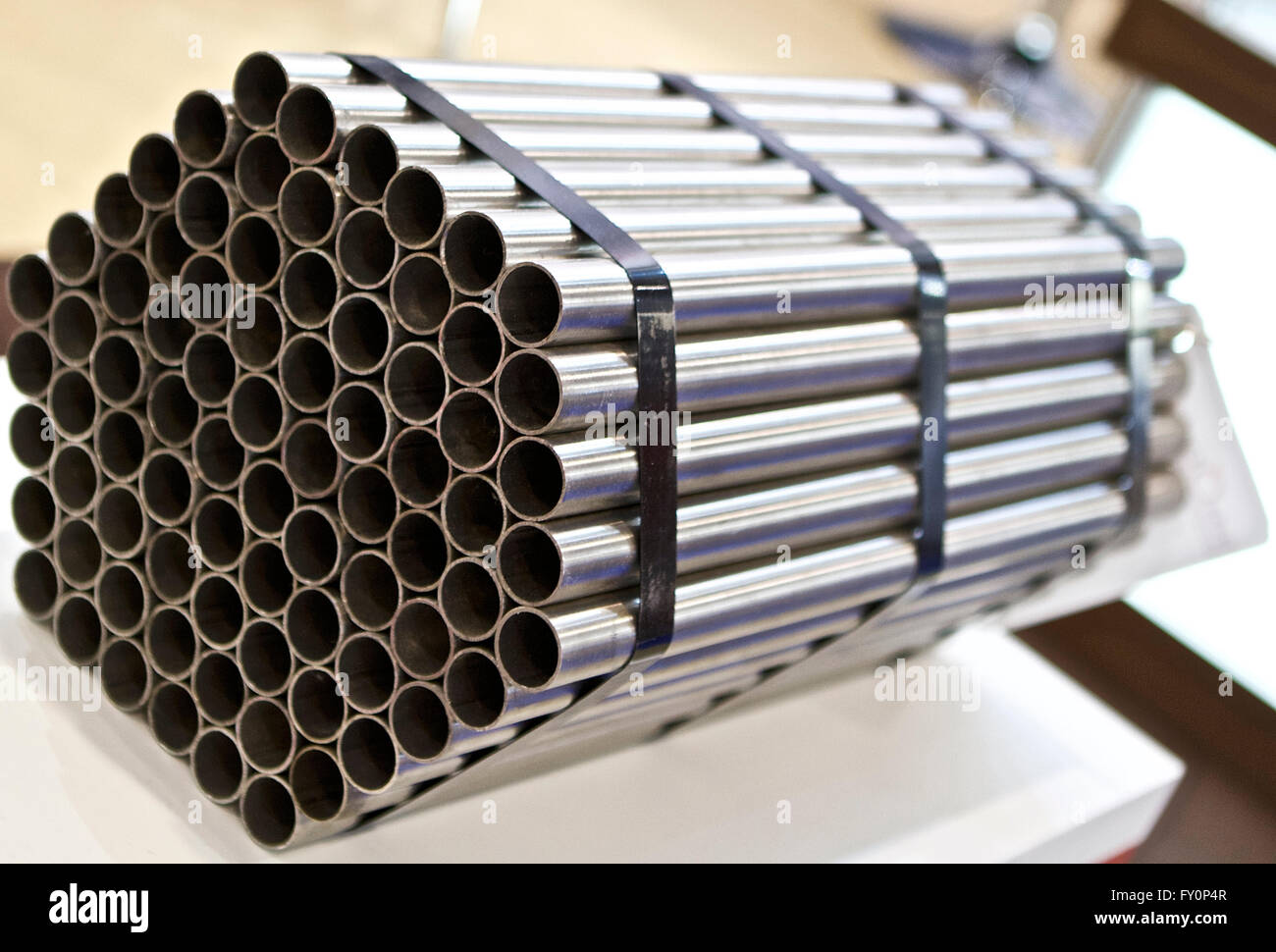 Verpackung Rohr in Form von Hexaeder, Produkte Stockfotografie - Alamy