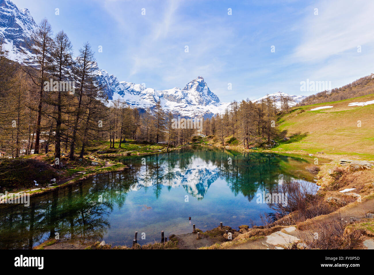 Matterhorn spiegelt sich in Blue Lake Stockfoto