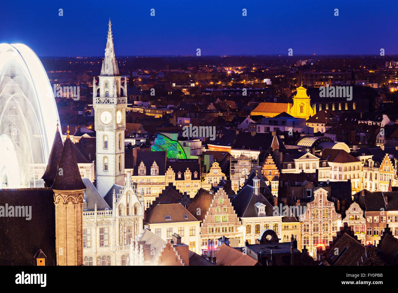 Luftaufnahme von Gent in der Nacht. Gent, flämische Region, Belgien. Stockfoto