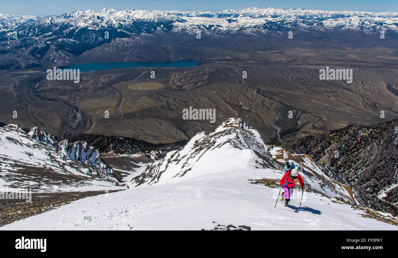 Skibergsteiger aufsteigend bis zum Gipfel des "Super-Gully" Lost River Peak in Idaho Stockfoto